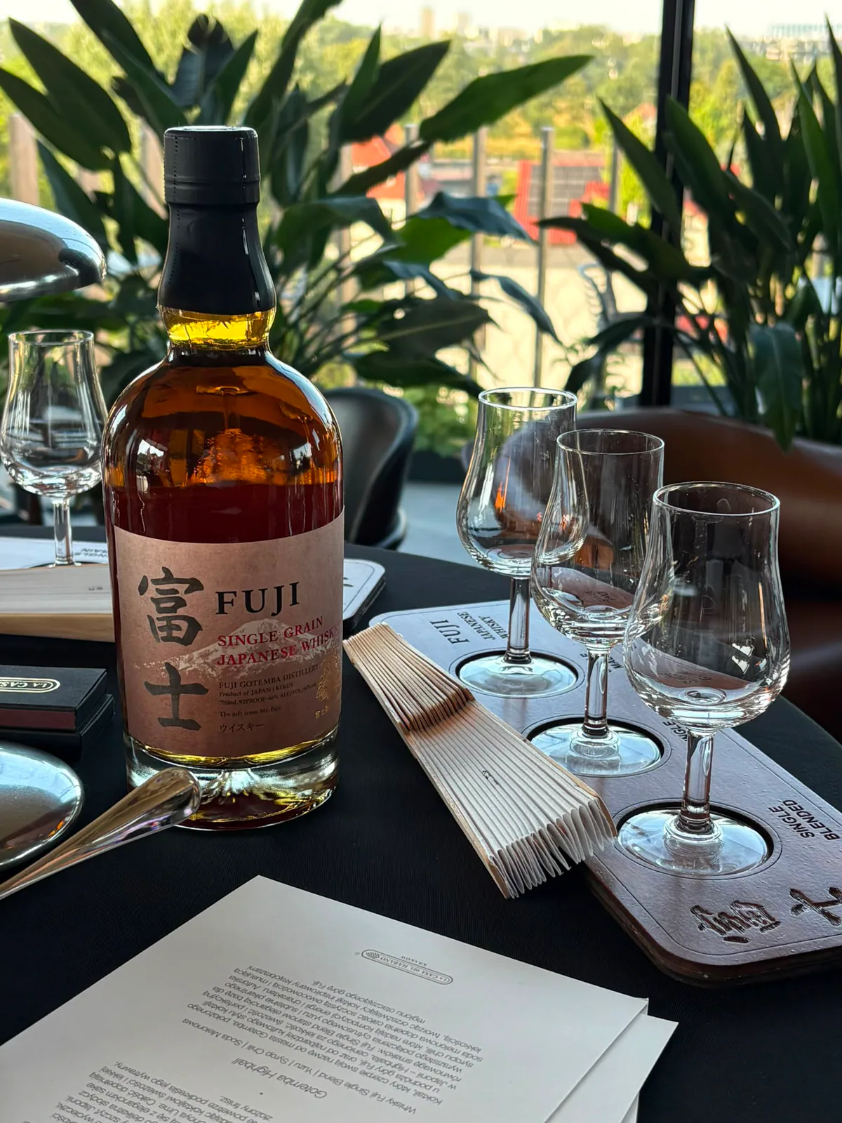 Butelka whisky i kieliszki ustawione na grawerowanej desce degustacyjnej LM Projekt